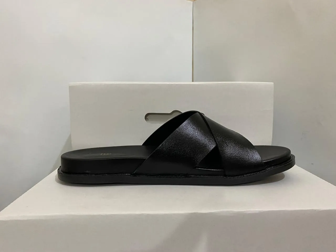 Black Xior Slipper