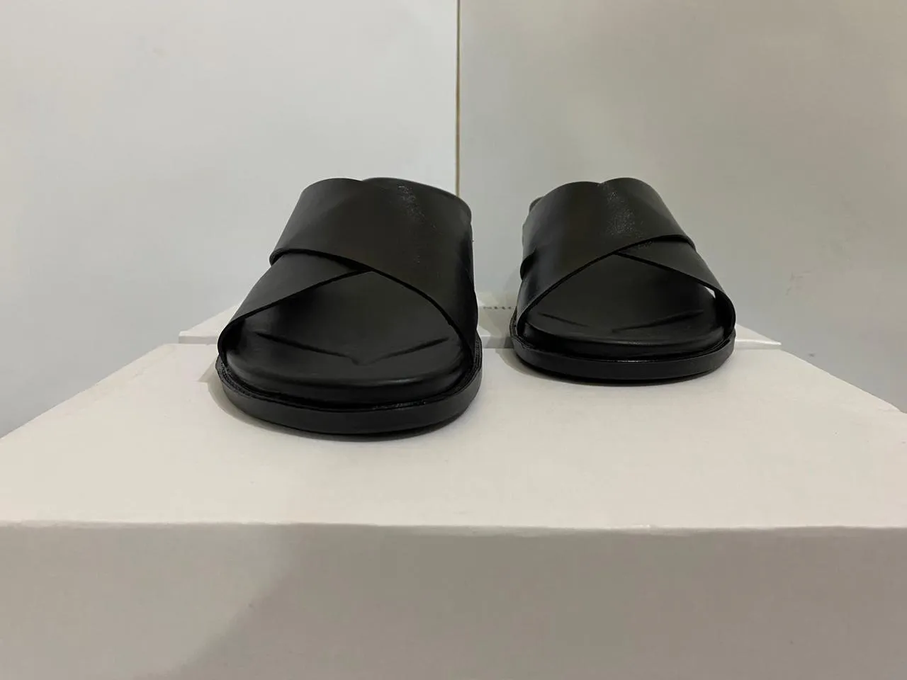 Black Xior Slipper